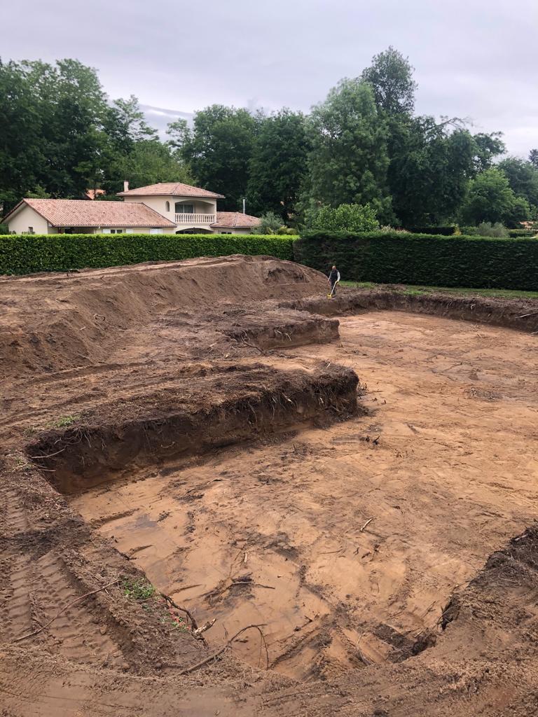 Travaux préparatoires de décapage pour la construction d'une maison neuve près de Gradignan