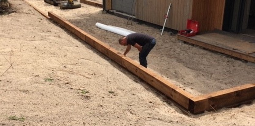 Création d'une allée de jardin avec bordure bois à Lacanau