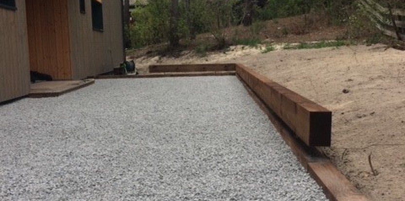 Création d'une allée de jardin avec bordure bois à Lacanau