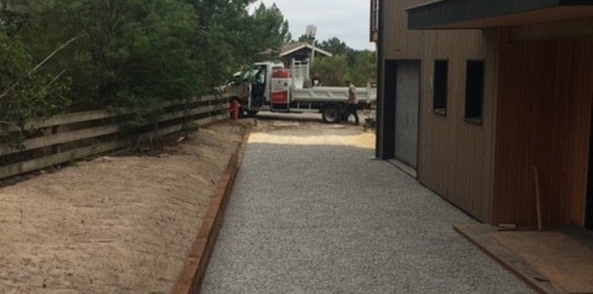 Création d'une allée de jardin avec bordure bois à Lacanau