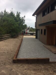 Création d’une allée de jardin avec bordure bois à Lacanau